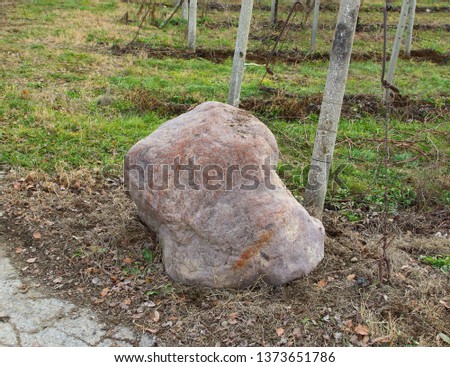 Large boulder used to delimit a boundary