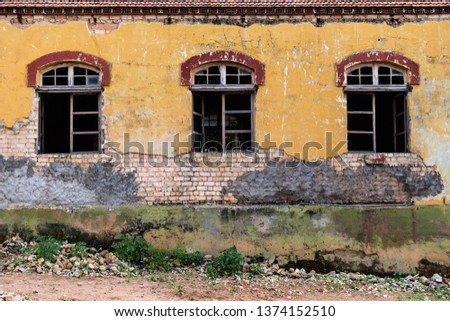 A colonial time building, abandoned by the Portuguese people after the independence of Angola in 1975 - Africa.
This picture was shutted in Huambo province. It's great for a screen wallpaper.