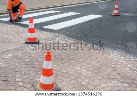 
worker making the passages for pedestrian