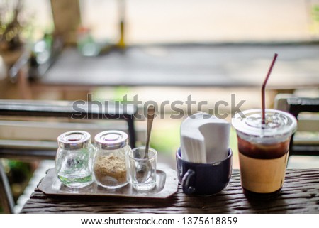Blurred background of decorative items in restaurants, coffee, bakery, home and garden decoration (glass, vase, wood counter, wooden chair) for customers to take pictures and stop during travel.