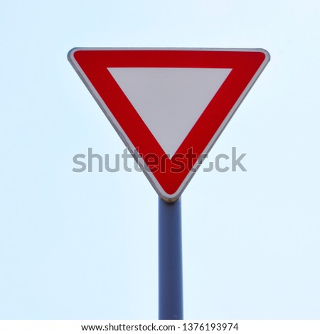 Traffic sign in the form of a white triangle. Give way.