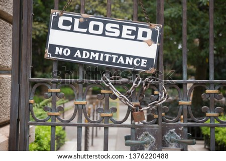 Closed sign on the gate with lock chain