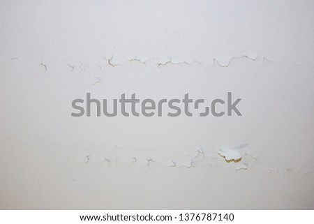 The white wall is cracked color caused by moisture