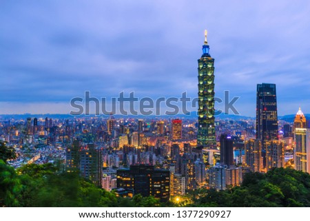 cityscape viewpoint from Xiangshan elephant mountain is landmark that tourists must take to take pictures come to visit at Taipei in Taiwan.