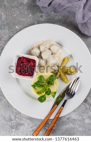 Mashed potatoes with meatballs, sauce and cucumbers– stock image