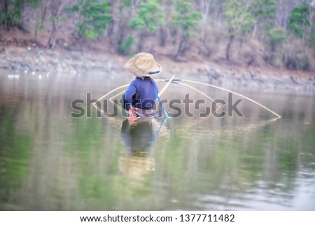 People catch fish in the river. 
