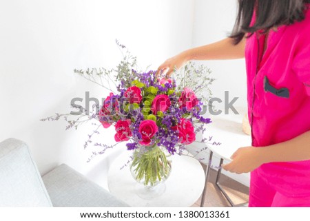 Floral arrangement  of roses and limoniums decorating the living room of the house