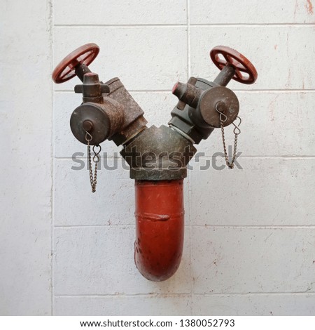 High pressure water dispensing head for fire fighting