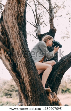 Photographer on the tree in dangerous position 