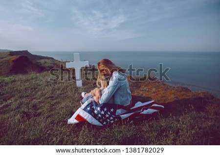 mother with son in the cemetery near the grave of the father of the American soldier who died in the ridge point defending the sovereignty and independence of the United States of America