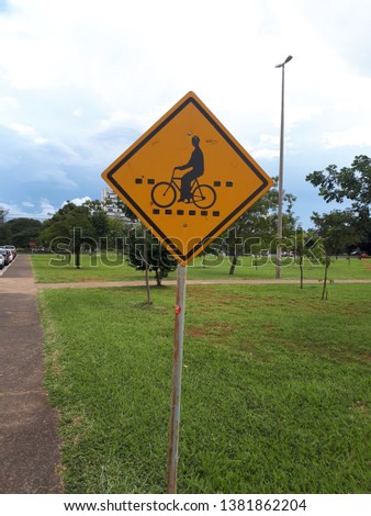 Signage plate, galvanized steel, electrostatic paint, reflective adhesive, central region of Brasilia, informing the driver of the vehicle, which has a track for cyclists. Education and respect.