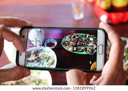 Taking food pictures using mobile phone