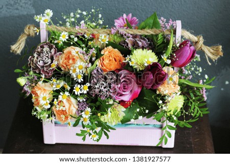 a natural flower arrangement (bouquet)