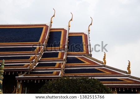 Side view of the roof of the Emerald temple in Bangkok