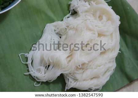 Close-up image of white rice noodles, fermented flour, put on banana leaves