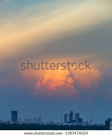 The sky background with large clusters and colors, various lighting, atmosphere surrounded by residential, condominiums, is a natural phenomenon.