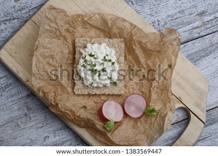 Crispbread with Cottage Cheese and Radish