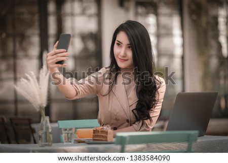 freelance design creative business women sitting relaxing selfie