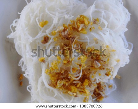  rice noodles mix with fried garlic 