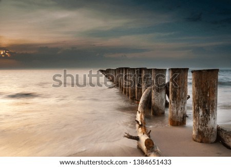 The picture shows a view of the seaside beach as well as the sunset of the spring sun.