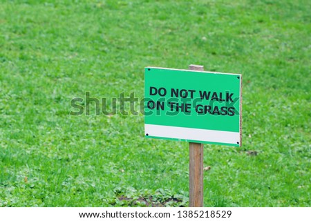The sign on the lawn with the inscription: do not walk on the grass.