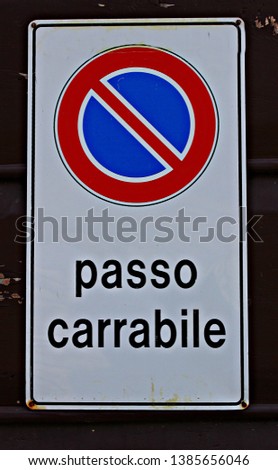 Italy: Road signal (No parking, Tow away zone).