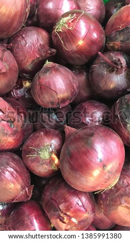 A heap of red onion Red onions background red onion sold on fresh fruit panels in Thai fresh market Plenty of Onions sold in a market Fresh organic red onions in outdoor market