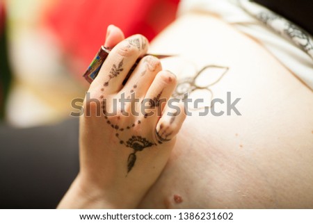 master mehendi draw on the belly for pregnant women