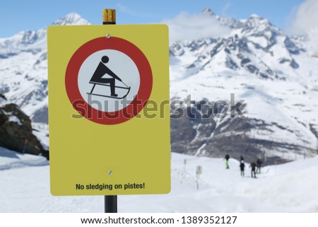 the warning sign, do not sledging on pistes.