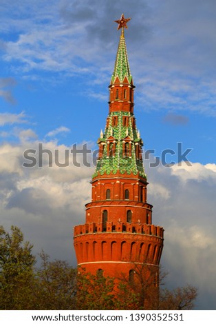 Photo of the red tower of the Moscow Kremlin against the background of the spring sky
