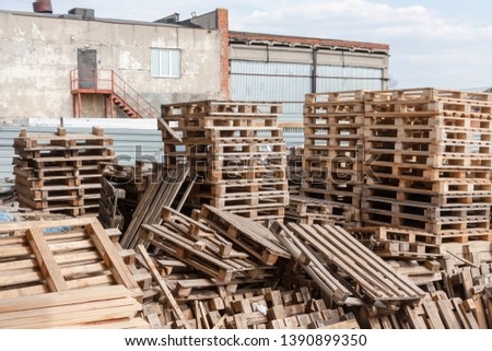 The warehouse of old wooden shipping pallet