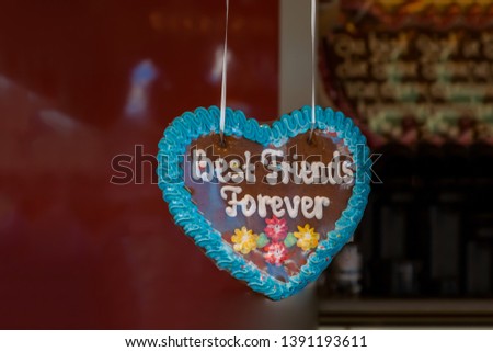 Gingerbread heart with the inscription "Best friends forever"