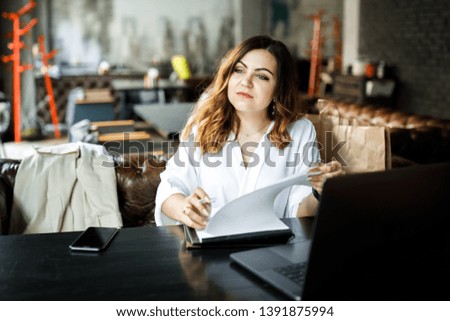 A young woman working in a cafe