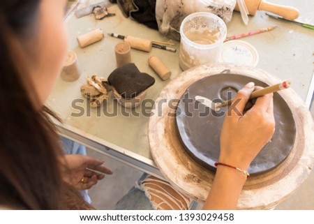 Make a dish with clay 
