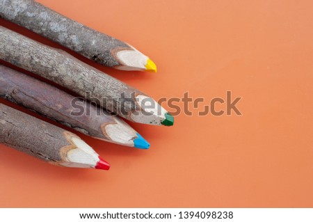 colored color pencil in the table