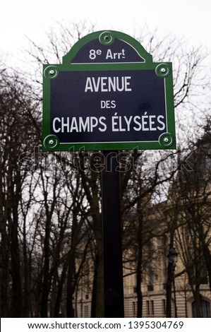 indicative sign on an avenue of paris