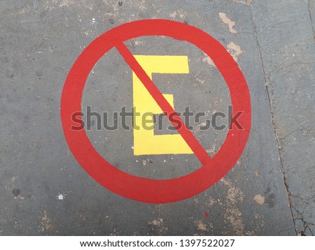 Painting on the sidewalk in the colors red and yellow, informing the driver, driver of the vehicle, that it is forbidden to park in that place.