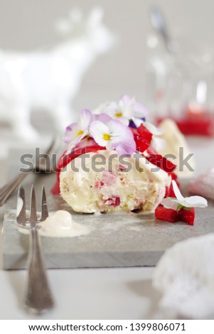 vanilla strawberry ice cream dessert