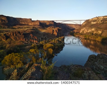 Twin Falls in Idaho. The falls are not on the picture, instead I climped up the hill to have overview above the Snake river and the beautiful bridge.