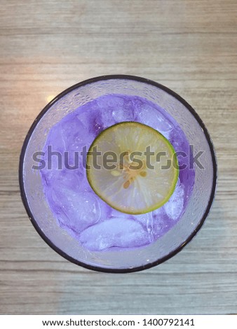 Cool pea water And slice of lemon