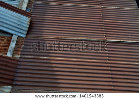 Roofing houses with zinc and rust.