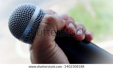 Microphone capture with left hand