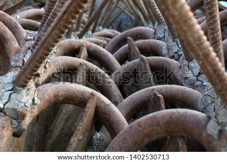 Rusty anchors lined up， closeup of photo

