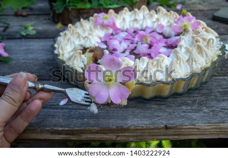 meringue tart decorated with rosehip flowers