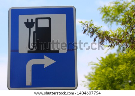 car charging road sign. a street sign indicating that you can charge your car with electricity.