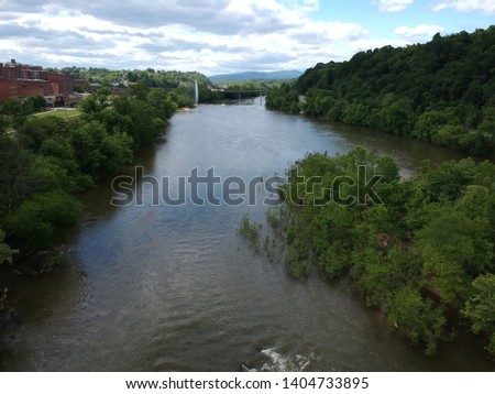 picture of the James river in downtown lychburg