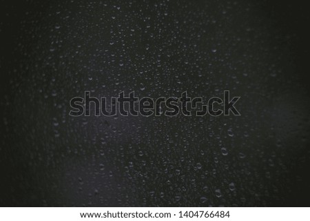 Raindrops on the window glass, and through the windows was a hazy night view.