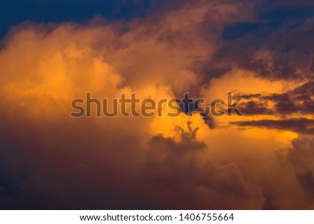 The wallpaper of the sky is closely aligned, with the movement of the clouds and many colors according to the time period (blue, orange, yellow) and various colors during the rainy season.