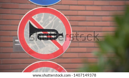 A street sign for no honking a car horn