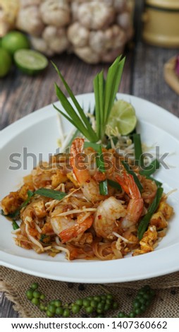 PAD THAI GOONG
Stir-fried local rice noodles tossed up with tofu, crunchy
bean sprout, Chinese chive, Andaman tiger prawns, egg,